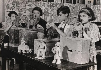 Kinder der Jugendkunstklasse von Franz Čižek modellieren mit Gips. Anonyme Fotografie, um 1930. ©Wien Museum. 