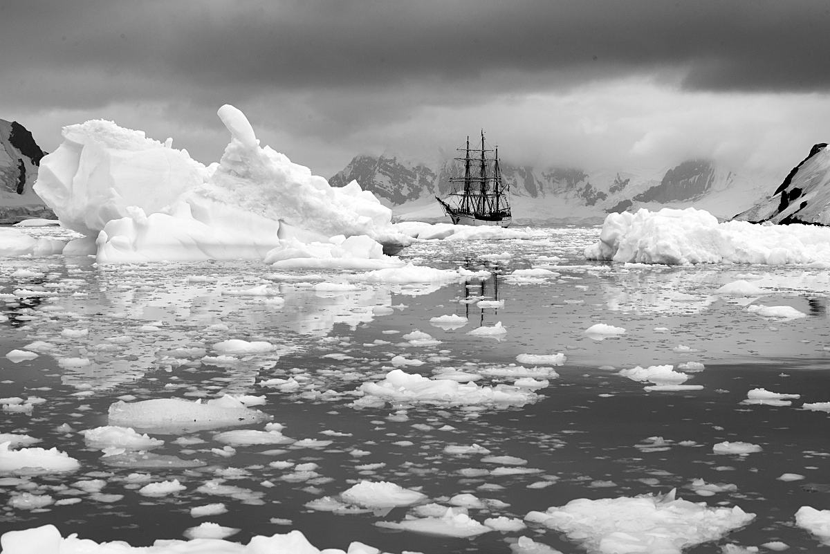 Die Bark Europa, das Schiff auf dem der Autor in die Antarktis reiste, vor Anker in der Paradise Bay (Abb. aus dem Buch „Niemandsland“, Foto © Sarah Gerats)