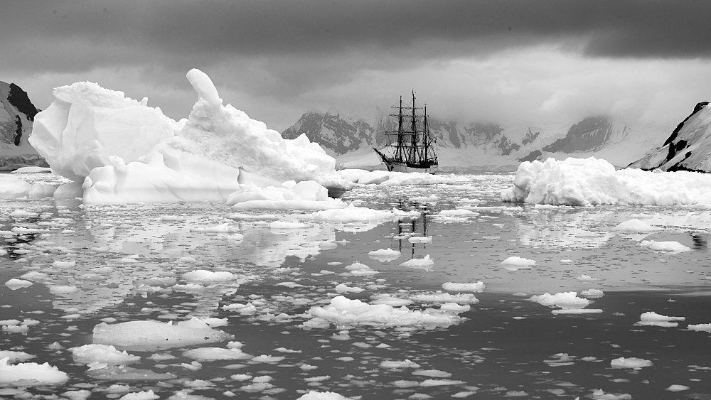 Die Bark Europa, das Schiff auf dem der Autor in die Antarktis reiste, vor Anker in der Paradise Bay (Abb. aus dem Buch „Niemandsland“, Foto © Sarah Gerats)