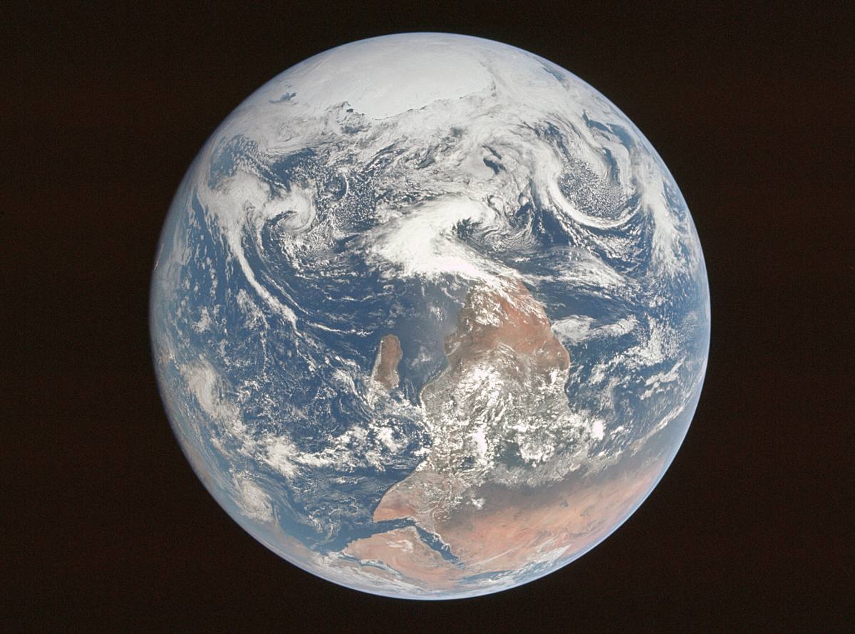 „The Blue Marble“, original orientation. (NASA. Public Domain)